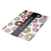 Muster von Donuts, farbenfrohe Donuts, Ihr Name Badematte (Schrägansicht)