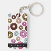 Muster von Donuts, farbenfrohe Donuts, Ihr Name Schlüsselanhänger (Rückseite)