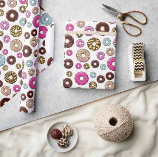 Muster von Donuts, farbenfrohe Donuts, Sprinklen Geschenkpapier (Kunsthandwerk)