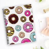 Muster von Donuts, farbenfrohe Donuts, Sprinklen Notizblock