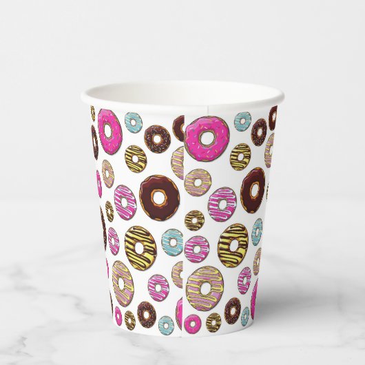 Muster von Donuts, farbenfrohe Donuts, Sprinklen Pappbecher (Rechts)