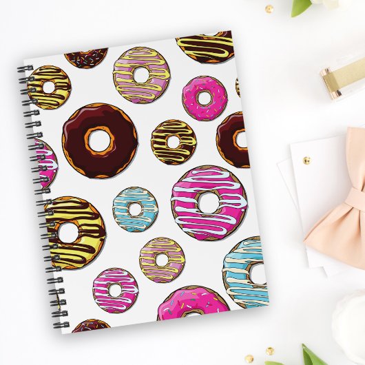 Muster von Donuts, farbenfrohe Donuts, Sprinklen Planer
