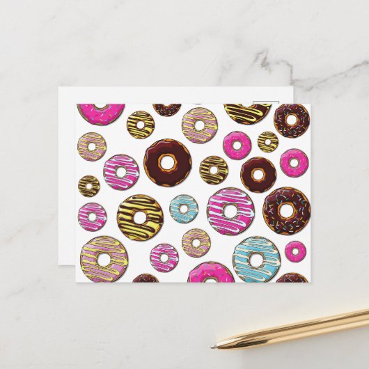 Muster von Donuts, farbenfrohe Donuts, Sprinklen Postkarte (Vorderseite/Rückseite Beispiel)