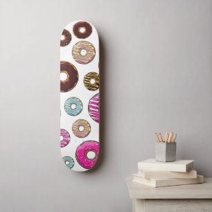 Muster von Donuts, farbenfrohe Donuts, Sprinklen Skateboard