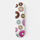 Muster von Donuts, farbenfrohe Donuts, Sprinklen Skateboard (Vorderseite)