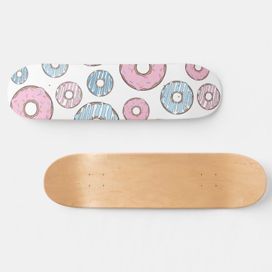 Muster von Donuts, rosa Donuts, blaue Donuts Skateboard (Horizontal)