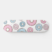 Muster von Donuts, rosa Donuts, blaue Donuts Skateboard (Horizontal)
