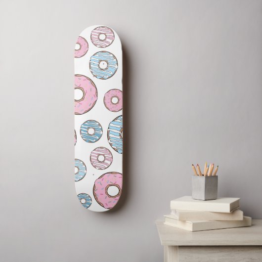 Muster von Donuts, rosa Donuts, blaue Donuts Skateboard (Wandkunst)