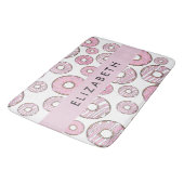 Muster von Donuts, rosa Donuts, Icing, Ihr Name Badematte (Schrägansicht)