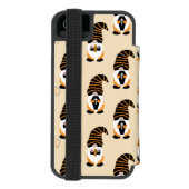 Muster von Gnomen, Halloween-Gnomen-Trick oder -Be Incipio iPhone Geldbeutel-Hülle (Folio Rückseite)