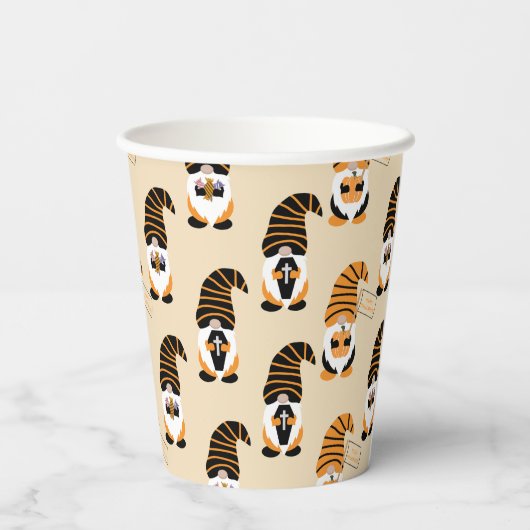 Muster von Gnomen, Halloween-Gnomen-Trick oder -Be Pappbecher (Rückseite)