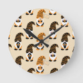 Muster von Gnomen, Halloween-Gnomen-Trick oder -Be Runde Wanduhr (Vorderseite)