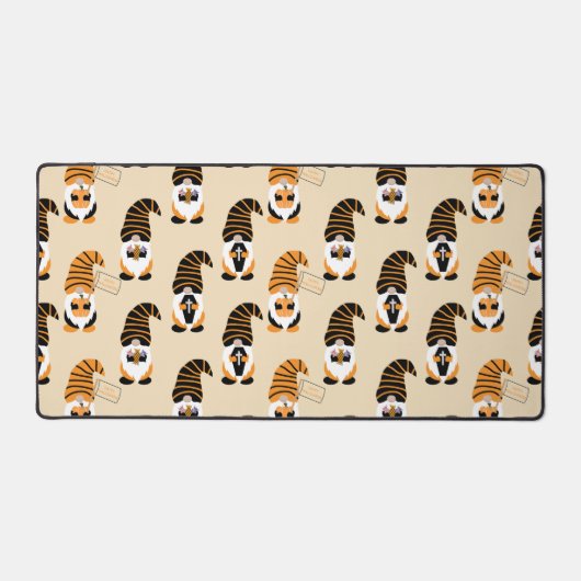 Muster von Gnomen, Halloween-Gnomen-Trick oder -Be Schreibtischunterlage (Vorderseite)