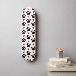 Muster von Paws, Hundepfägen, schwarzen Paws, rote Skateboard