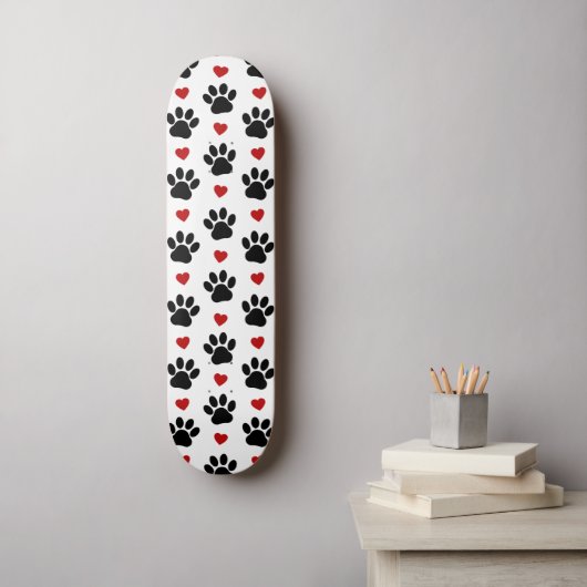 Muster von Paws, Hundepfägen, schwarzen Paws, rote Skateboard (Wandkunst)