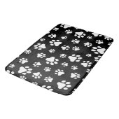 Muster von Paws, Paw Prints, Schwarz und Weiß Badematte (Schrägansicht)
