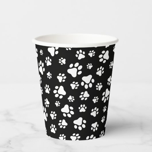 Muster von Paws, Paw Prints, Schwarz und Weiß Pappbecher (Vorderseite)