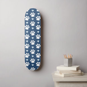 Muster von Pfähnen, Hundpfägen, weißen Pfoten, bla Skateboard