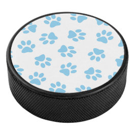 Muster von Pfoten, Hundeschäben, blaue Baby-Paws Eishockey Puck