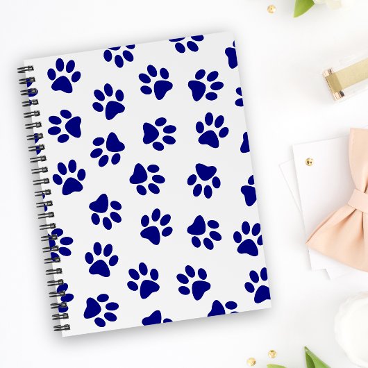 Muster von Pfoten, Hundeschäften, blaue Navy-Paws Notizblock