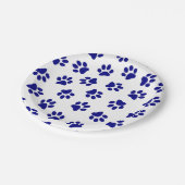 Muster von Pfoten, Hundeschäften, blaue Navy-Paws Pappteller (Schrägansicht)