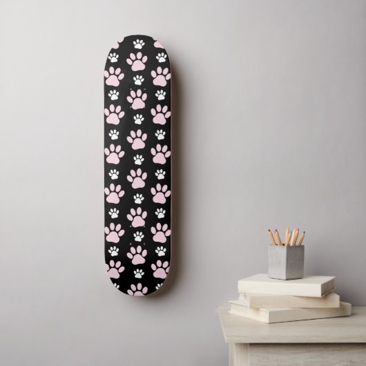Muster von Pfoten, rosa Pfoten, Hundepfoten, Tierp Skateboard (Wandkunst)
