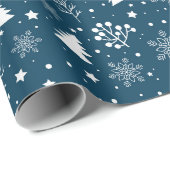 Muster von Schneeflocken und Sprucebäumen Geschenkpapier (Rolleneckpunkt)
