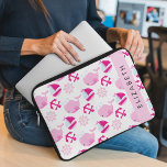 Muster von Walen, rosa Wale, Ihr Name Laptopschutzhülle<br><div class="desc">Niedliche,  lustige und bezaubernde Muster mit rosa Walen,  Segelbooten und Ankern. Modernes und trendiges Geschenk,  perfekt für den Walliebhaber in Ihrem Leben. Personalisieren Sie diese durch Hinzufügen von Namen,  Spitznamen,  Monogramm oder Initialen.</div>