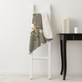 mustered small flowers with green leaves pattern o sherpadecke (Beispiel)