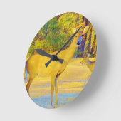 Musturd Colored Deer mit hellblau Runde Wanduhr (Winkel)