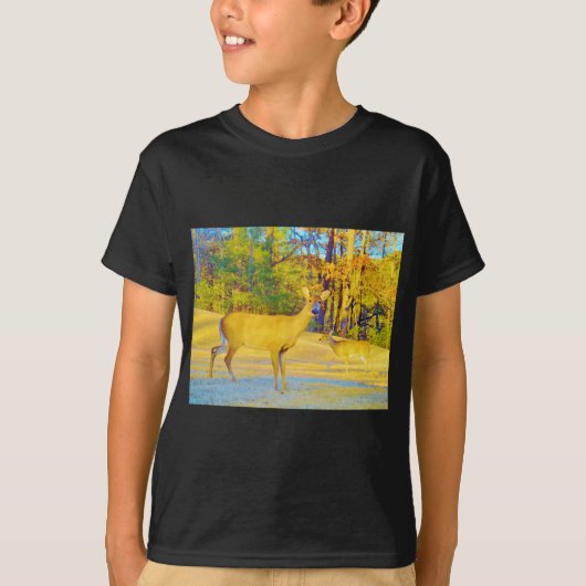 Musturd Colored Deer mit hellblau T-Shirt (Vorderseite)