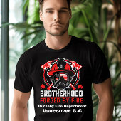 Mut, der in der Ausrüstung des Feuerwehrmanns im M T-Shirt