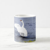 Mute Swan Flügel Baden. Kaffeetasse (Mittel)