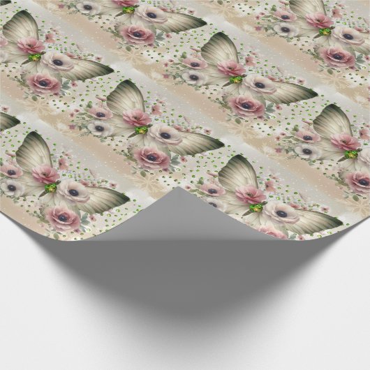 Muted Floral Butterfly Geschenkpapier (Ecke)