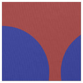 Mutige blaue Tupfen auf dunkelrotem geometrischem Stoff (Nahaufnahme)