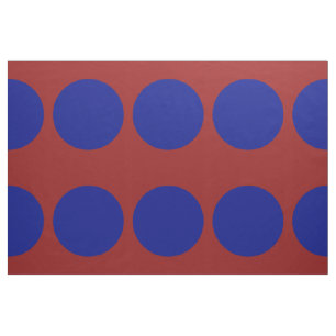 Mutige blaue Tupfen auf dunkelrotem geometrischem Stoff