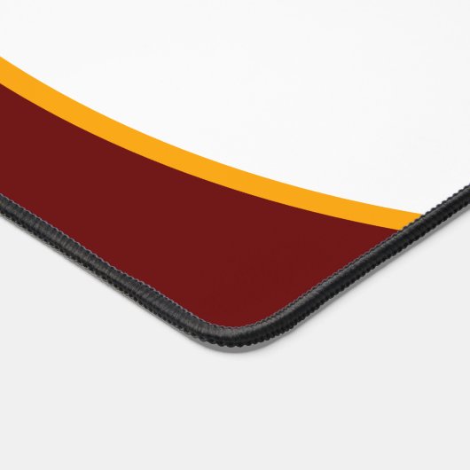 mutige, elegante, tiefrote, gelbe Krümmer auf Weiß Schreibtischunterlage (Ecke)