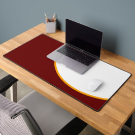 mutige, elegante, tiefrote, gelbe Krümmer auf Weiß Schreibtischunterlage