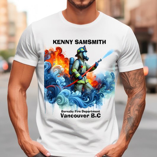 Mutiger Feuerwehrmann, der Flammen mit Wasserwelle T-Shirt