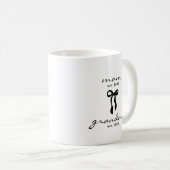 Mutter an Oma Est Tasse mit Schleife (VorderseiteRechts)