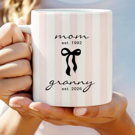 Mutter an Oma Est Tasse mit Schleife