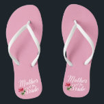 Mutter der Braut Hochzeitkalligrafie Flip Flops Badesandalen<br><div class="desc">Für weitere Anpassungen klicken Sie bitte auf die Schaltfläche "Anpassen" und verwenden Sie unser Designwerkzeug, um diese Vorlage zu ändern. Wenn die Optionen verfügbar sind, können Sie Text und Bild ändern, indem Sie einfach auf "Text oder Bild hier bearbeiten/entfernen" klicken und Ihr eigenes Bild hinzufügen. Wenn Sie dieses Design einem...</div>