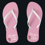 Mutter der Braut Hochzeitkalligrafie Flip Flops Badesandalen<br><div class="desc">Für weitere Anpassungen klicken Sie bitte auf die Schaltfläche "Anpassen" und verwenden Sie unser Designwerkzeug, um diese Vorlage zu ändern. Wenn die Optionen verfügbar sind, können Sie Text und Bild ändern, indem Sie einfach auf "Text oder Bild hier bearbeiten/entfernen" klicken und Ihr eigenes Bild hinzufügen. Wenn Sie dieses Design einem...</div>