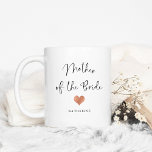Mutter der Braut | Trendy Script und Herz Kaffeetasse<br><div class="desc">Diese hübsche,  stilvolle Tasse für die Brautmutter ist mit einem angesagten,  handgeschriebenen Drehbuch in schwarz,  mit einem kleinen Imitat Rose Gold Look Herz und einem Platz für ihren Namen.</div>