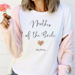 Mutter der Braut | Trendy Script und Herz T-Shirt<br><div class="desc">Dieses wunderschöne,  stilvolle Shirt für die Brautmutter ist mit einem angesagten,  handgeschriebenen Drehbuch in schwarz,  mit einem kleinen Imitat Rose Gold Look Herz und einem Platz für ihren Namen.</div>