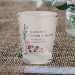 Mutter der Braut Wildblume Blumenhochzeit Schnapsglas<br><div class="desc">Personalisiertes Glas für Sie, um für die Mutter der Braut, einschließlich der Namen der Braut und des Bräutigams und das Hochzeitstermin. Dieses rustikale botanische Landbild hat einen hübschen Strauß von Wildblumen, einschließlich dunklen Mohn und Maisblume, Konflower und Samenköpfe. Eine elegante, moderne Blume mit böhmischen Gartenmotiven. Bitte stöbern Sie in meinem...</div>