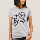 Mutter der Bride Brush Script Moderne Hochzeit T-Shirt<br><div class="desc">'Mutter der Braut' Stilvolle Black Brush Script Kalligraphie Für Brautparty / Junggeselinnen-Abschied / Polterabend / Brautparty / Hochzeitsfeier / Hochzeitsfeier / Probe T - Shirt. Dieses Design verfügt über ein modernes und kühn gebürstetes Kalligraphieskript auf einem klassischen Vanille-Weiß-Hintergrund. Der Hintergrund kann in eine beliebige Farbe geändert werden. Entworfen / Original-Kunstwerk...</div>