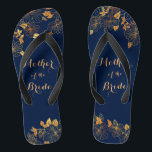 Mutter der Bride Gold Foliage Navy Blue Badesandalen<br><div class="desc">Diese wunderschöne Mutter der Bride gold foliage blau flip Flops haben einen dunkelblauen Hintergrund, der mit einem faszinierenden goldenen Blumenmuster und individualisierbaren modernen Typografie geschmückt ist. Die Kombination der reichen Marine mit dem schimmernden Gold schaffen eine elegante und luxuriöse Ästhetik. Es ist ein schönes Geschenk für Ihr Brautparty. Anzeigen der...</div>