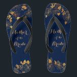 Mutter der Bride Gold Foliage Navy Blue Badesandalen<br><div class="desc">Diese wunderschöne Mutter der Bride gold foliage blau flip Flops haben einen dunkelblauen Hintergrund, der mit einem faszinierenden goldenen Blumenmuster und individualisierbaren modernen Typografie geschmückt ist. Die Kombination der reichen Marine mit dem schimmernden Gold schaffen eine elegante und luxuriöse Ästhetik. Es ist ein schönes Geschenk für Ihr Brautparty. Anzeigen der...</div>