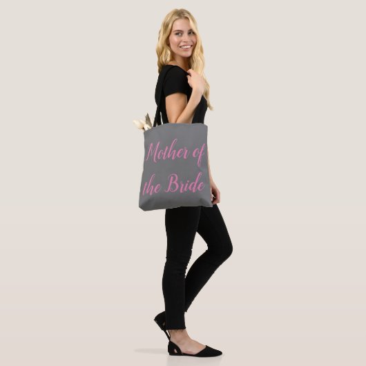 Mutter der Bride Pink Gray Script Hochzeit Tasche (Am Model)